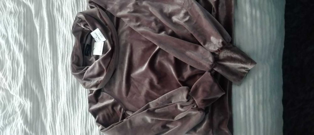 Nowa welurowa bluza z szerokim golfem.