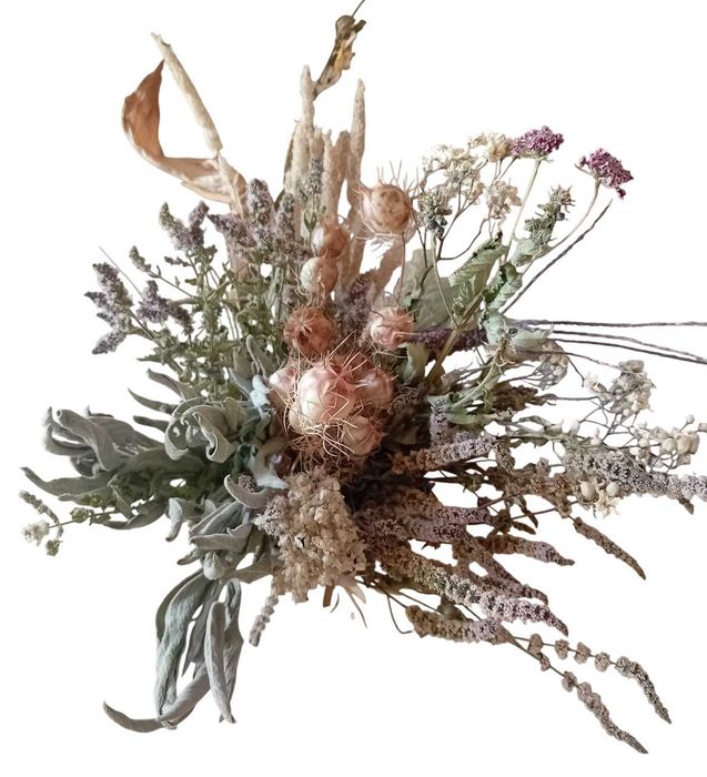 Ramos de flores secas em vaso decorativo