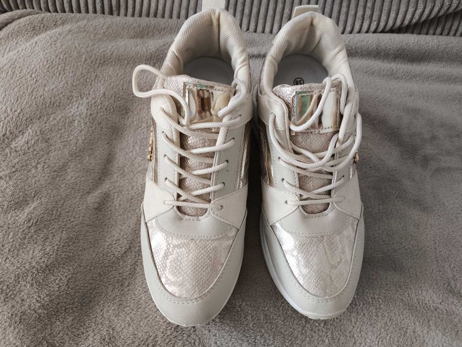 Sneakersy na koturnie jak Guess rozm.38