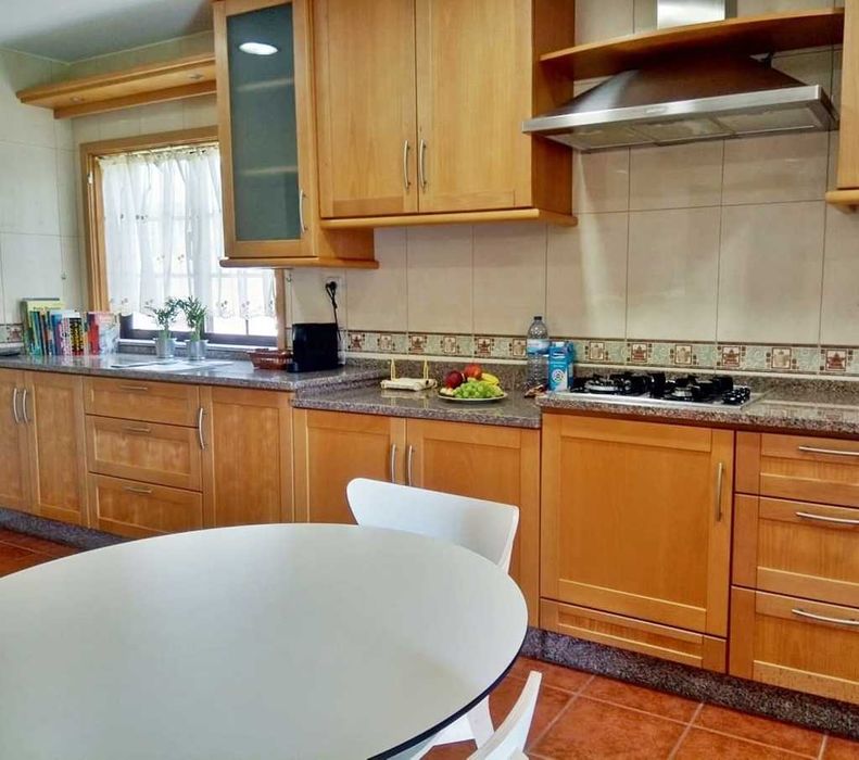 Apartamento com 1 quarto, sala, cozinha, jardim e estacionamento