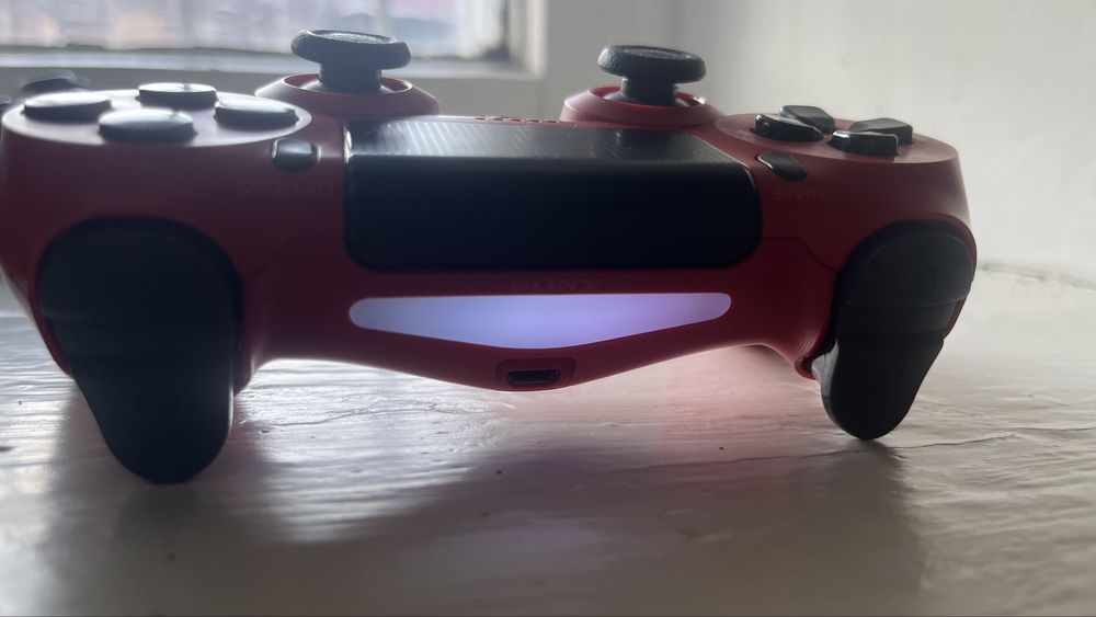 Sony DualShock 4 у червоному кольорі