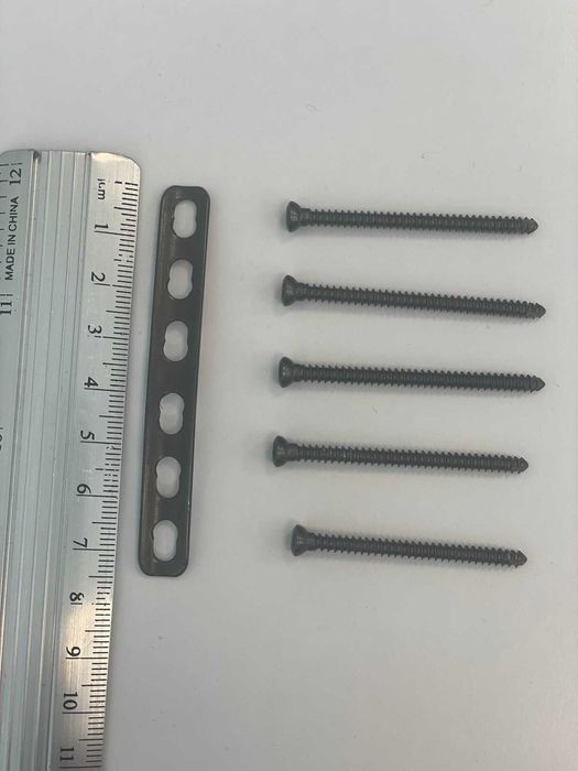 Титанова пластина та шурупи