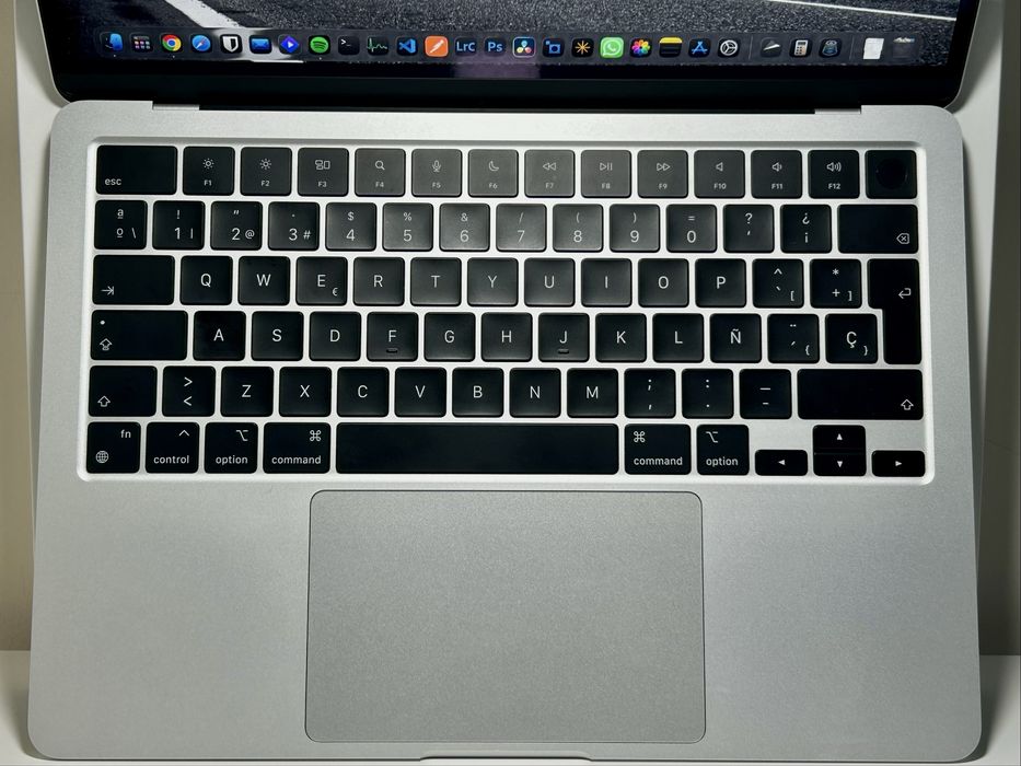 MacBook Air M2 – 16GB RAM / 256GB – Como novo – 1 ano de uso