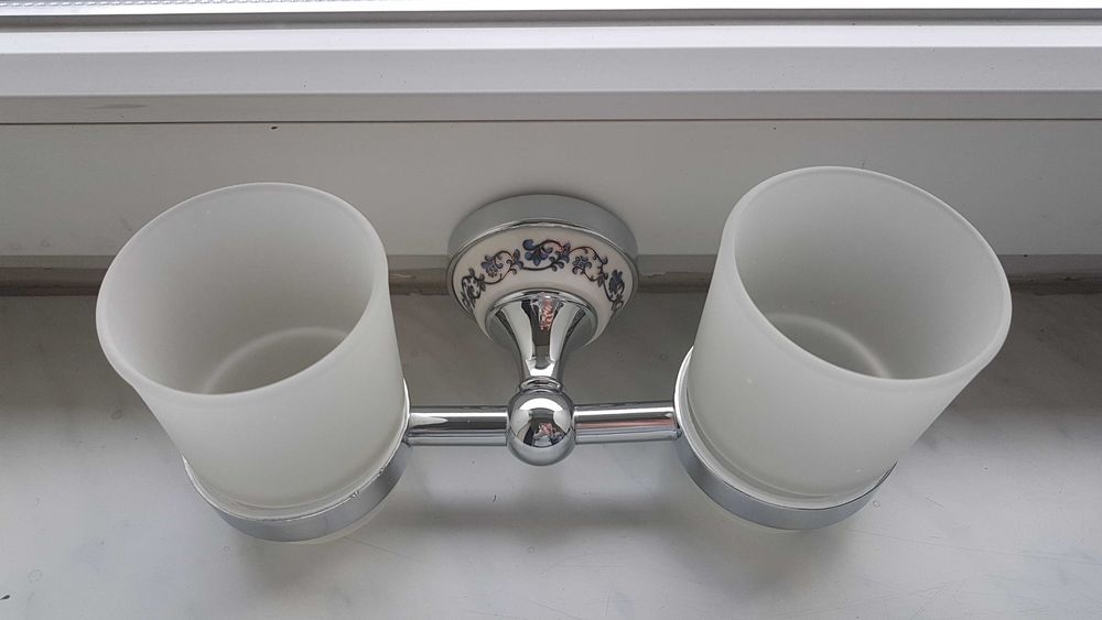 Ceramiczne kubki łazienkowe