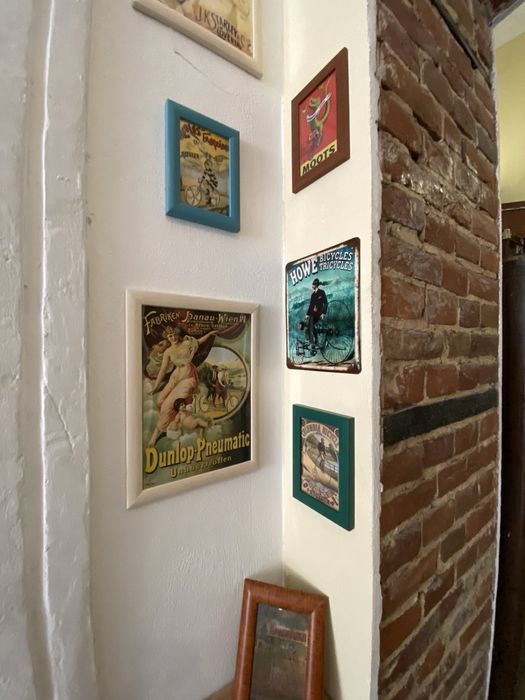 Готель « Ровер» власна парковка , ближній центр, сніданки.