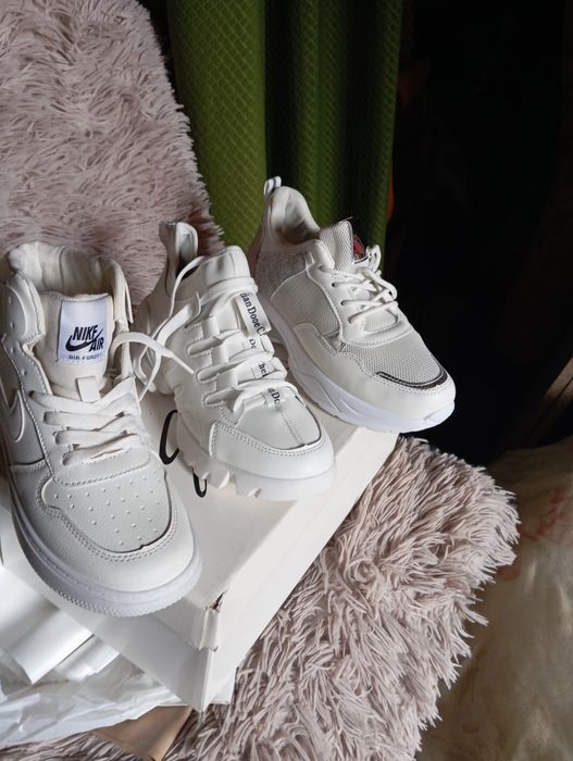 Жіночі кросівки.  Сток.