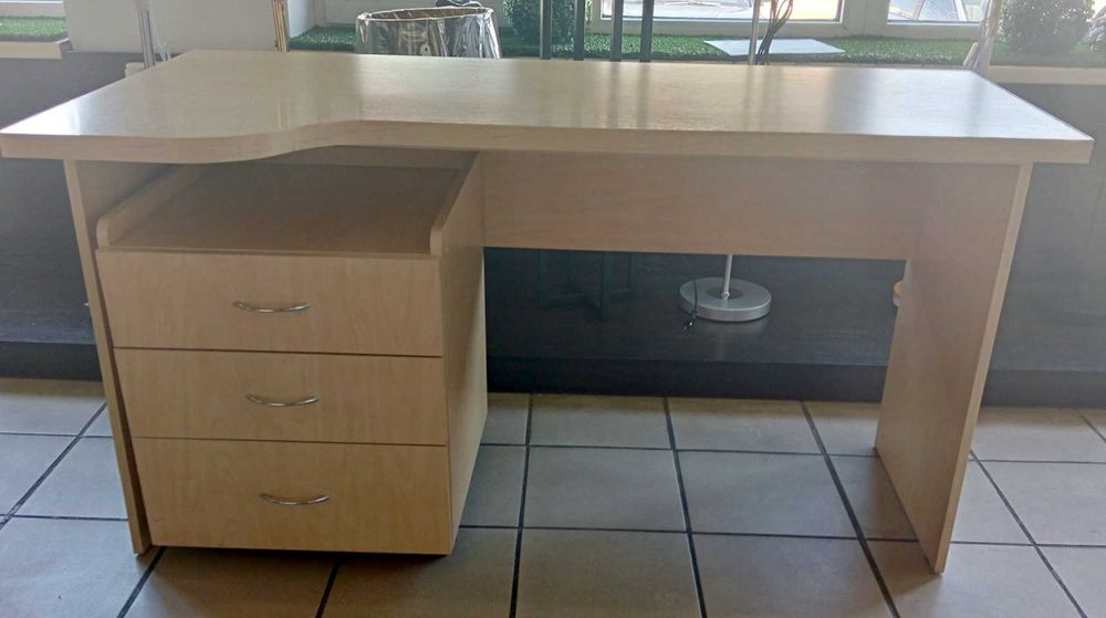 Стіл письмовий/офісний  3 шт.