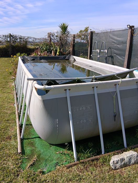 Piscina  usada em bom estado.