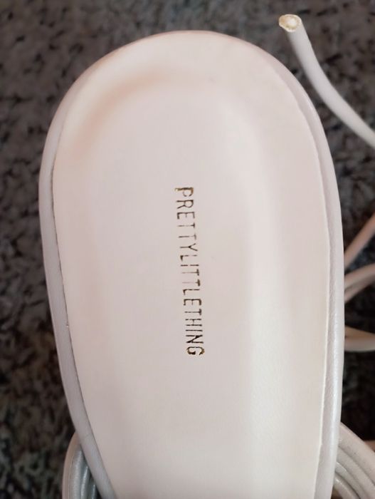 Buty, Sandałki wiązane na słupku Beżowe rozm 6 (39) Prettylittlething