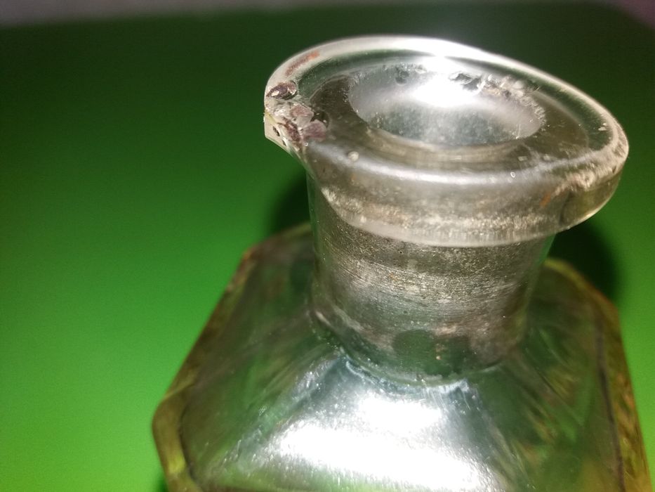 Старинная аптечная бутылка.