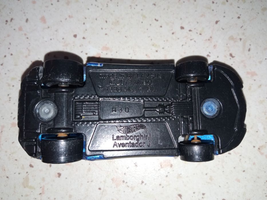 Lamborghini Aventador J hot wheels granat
