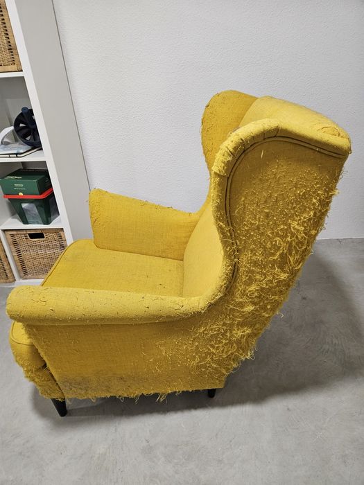 Poltrona/Sofá amarelo STRANDMON IKEA