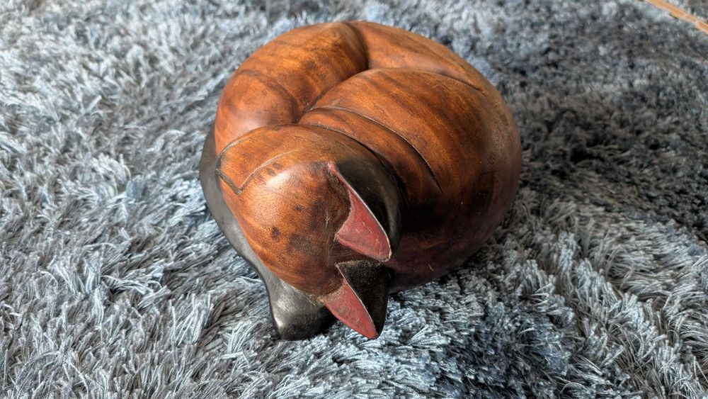 Gato de madeira a dormir