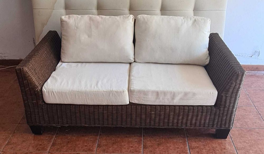 Sofá em vime com 2 almofadas em tecido cru