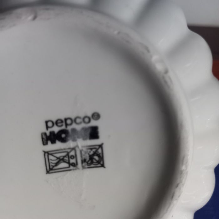 Dzbanek biały ze złotym uchem