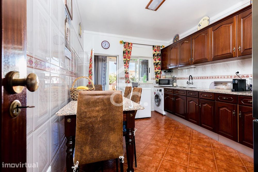 Apartamento T2 de Rés do Chão c/ Garagem e Sótão em Vila Viçosa, Évora