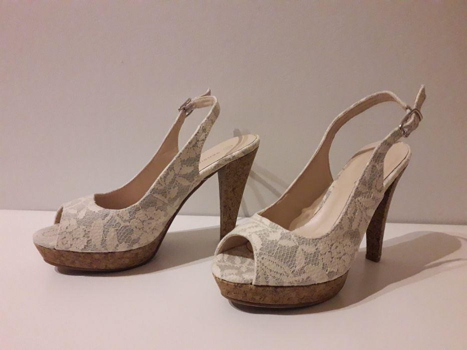 Sandálias de salto revestidas a tecido