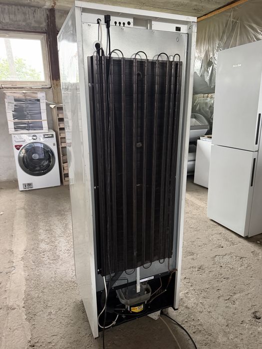 Холодильна вітрина GRAM KG410LGL16W
