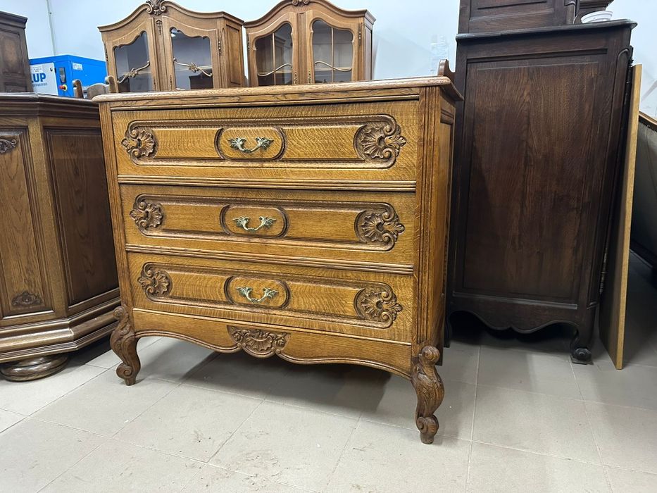 Stylowa komoda w stylu ludwikowskim.