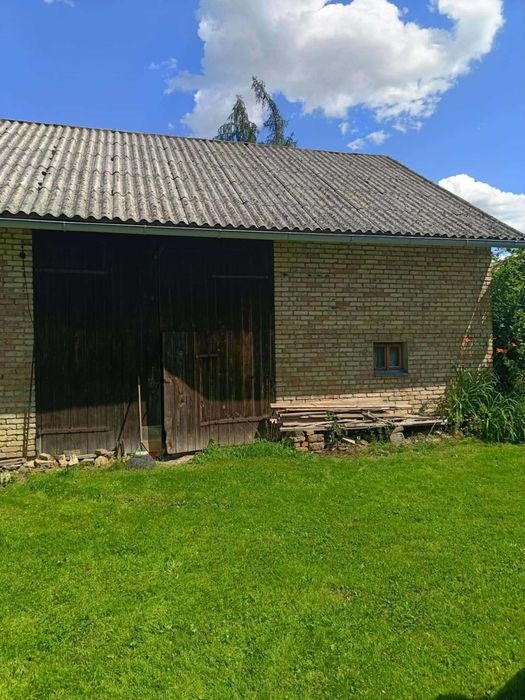 Dom ceglany z budynkiem gospodarczym i 13-arową działką