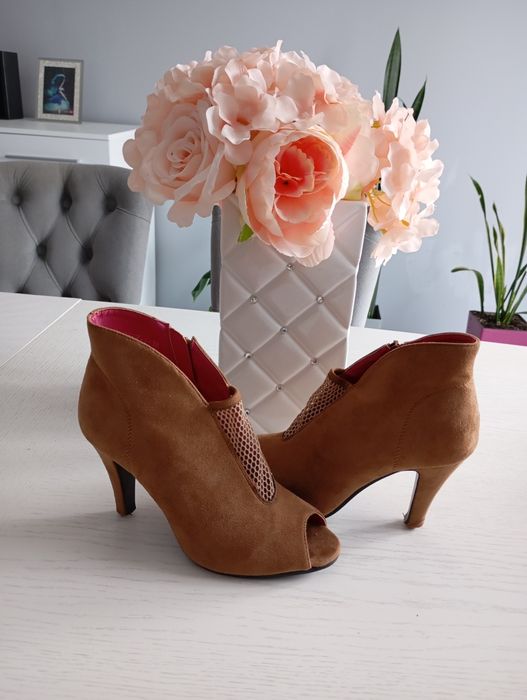 Botki karmelowe 38 zamszowe otwarte