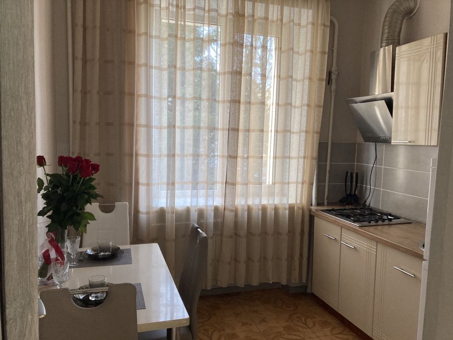 2-к квартира подобово,центр. опалення,на Соборній 101,6 місць,докум.