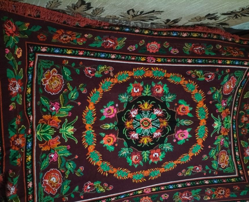 Продам вишитий килим і доріжки