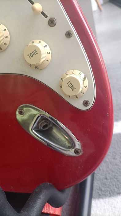 Guitarra Eletrica Maison + Amplificador 30w + Pedaleira de Efeitos Behringuer V-Amp2