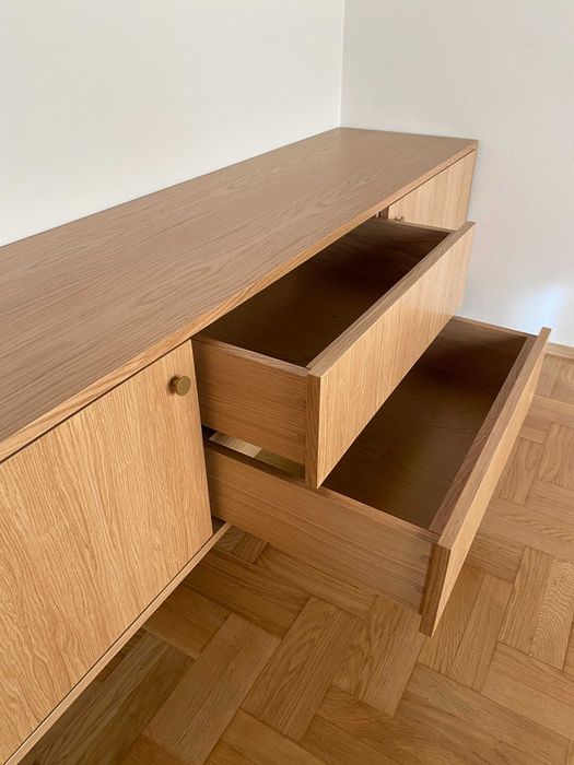 Szafka RTV sideboard 200cm z szufladami tip-on i pionowym usłojeniem