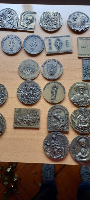 30 medalhas comemorativas
