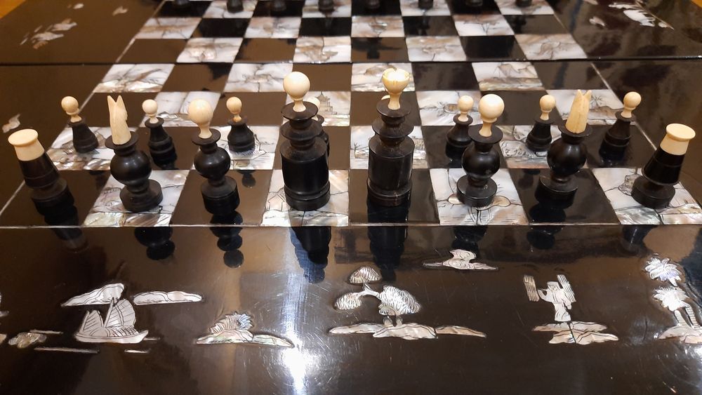 Антикварні шахи із рога буйвола, слонової кістки і перламутра.