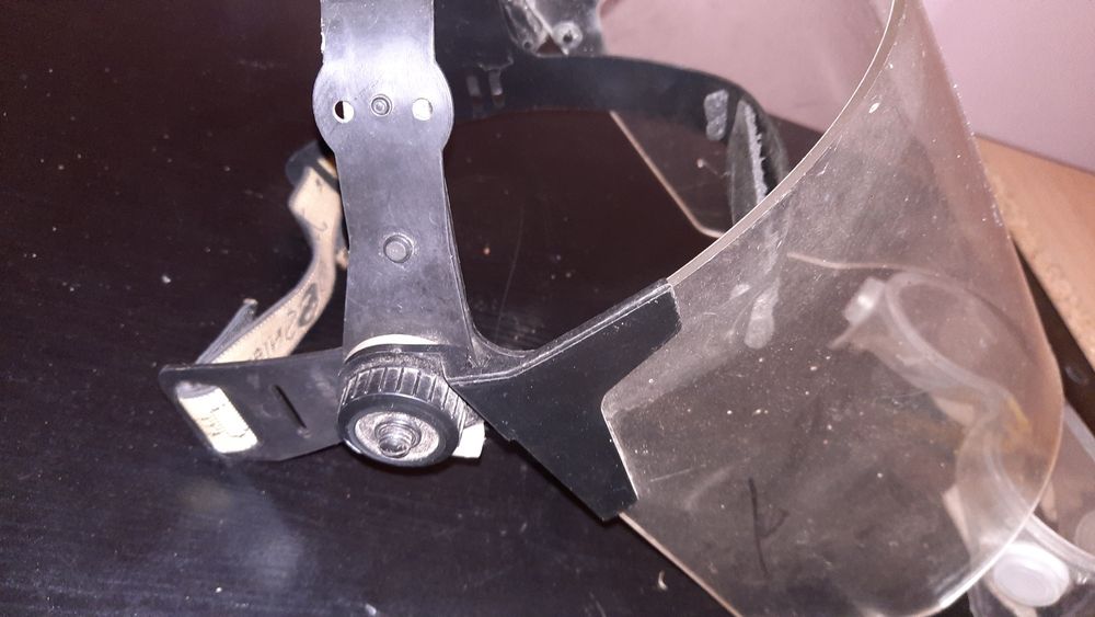 Osłona twarzy lekka i nie paruje regulacja kąta , super praktyczne do