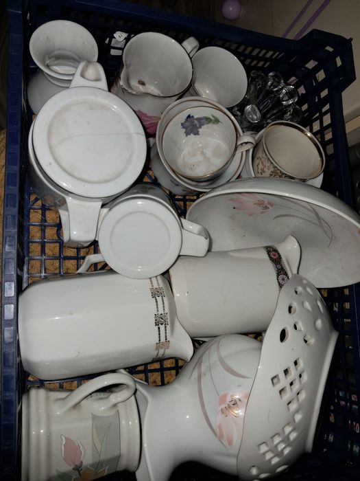 Porcelana, szkło, figurki, żyrandole, obrazy