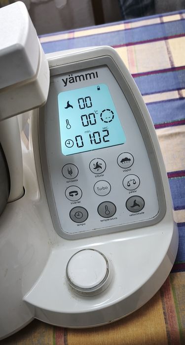Robot de cozinha Yämmi 2XL com alguns acessórios