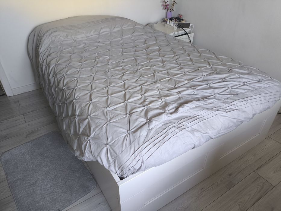 Cama ikea BRIMNES 140x200 c/ cómoda e mesa de cabeceira
