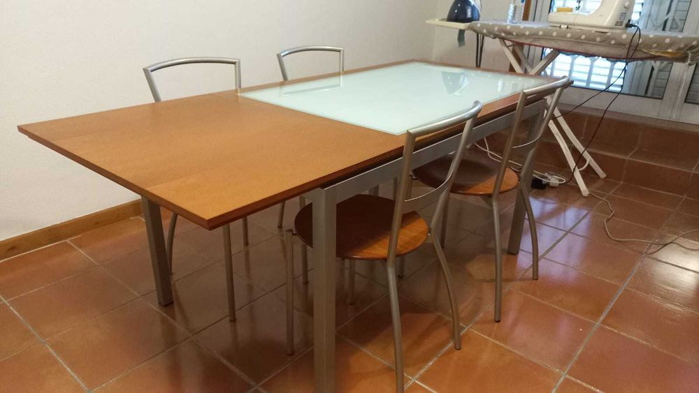 Mesa extensível cozinha de vidro, madeira e aço