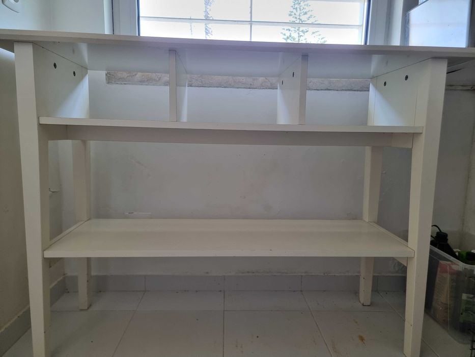 Móvel auxiliar/consola branca com prateleiras