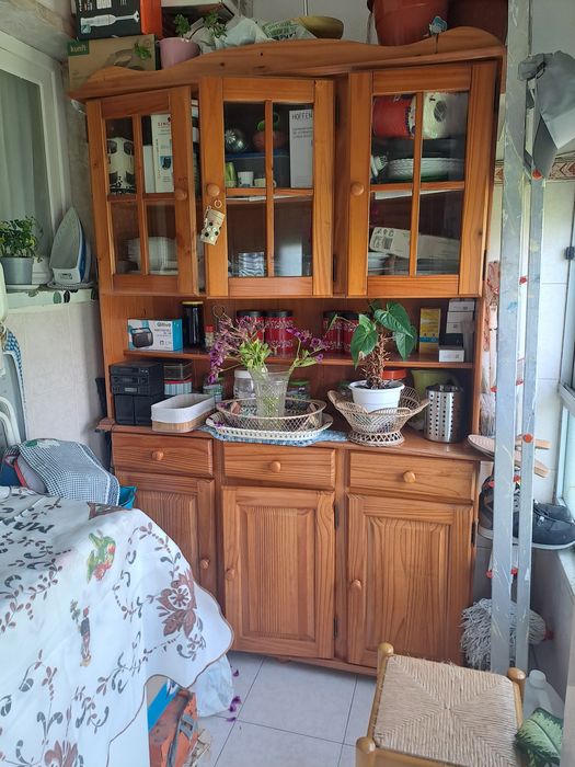 Mobília de sala, louceiro e cómoda