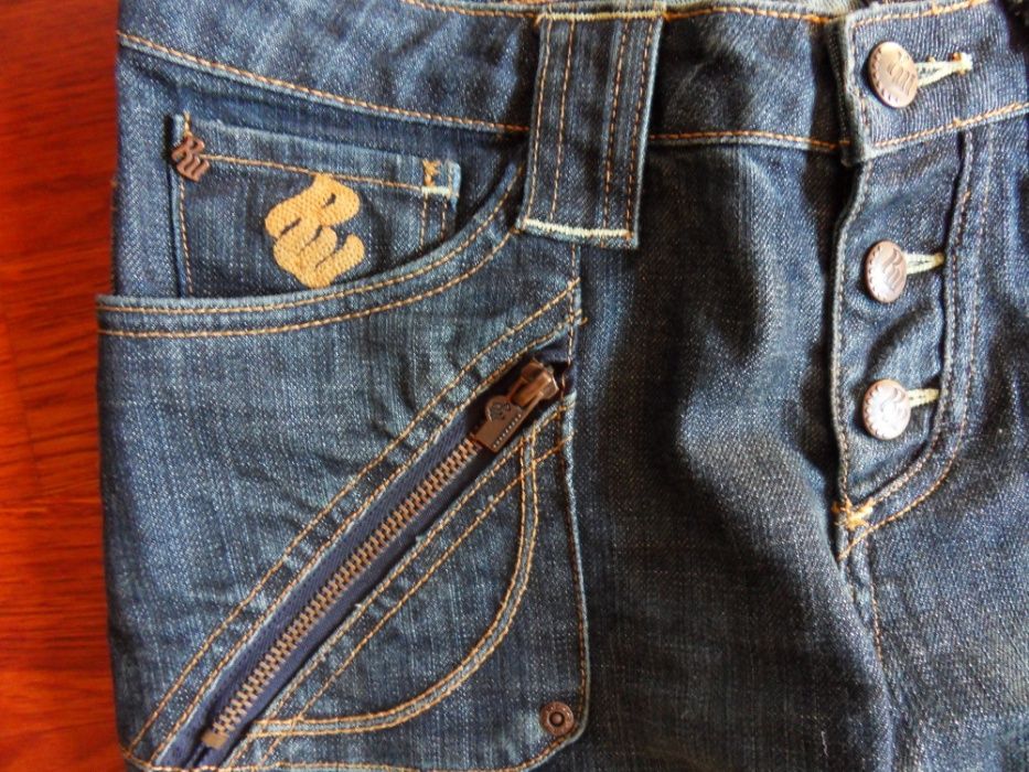 Jeansy RocaWear z haftami