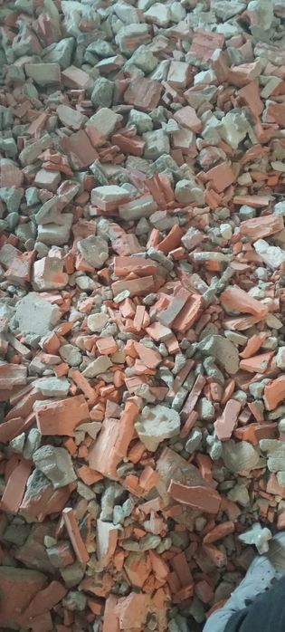 Безкоштовно віддам  биту цеглу, бетон