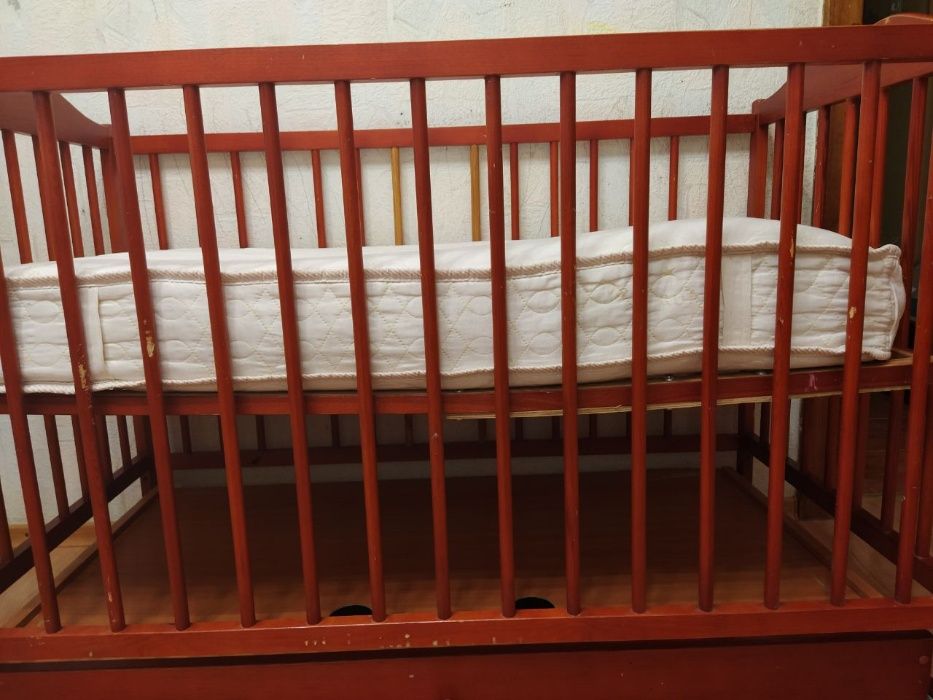 Продам детскую кроватку с ортопедическим матрасом и бельем