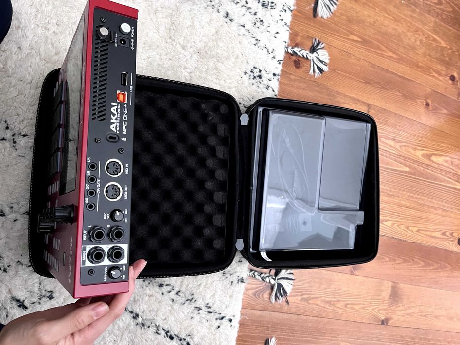 AKAI Professional MPC One+ Sampler & Decksaver and travel case64172677078529124