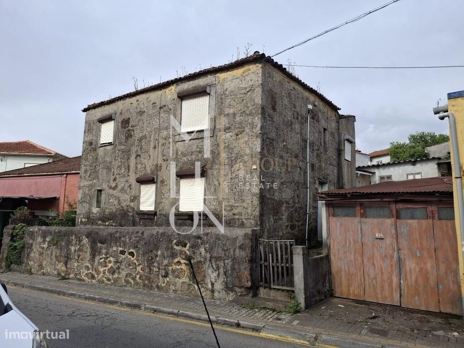 Moradia T2 bifamiliar com grande potêncial e excelente localização: