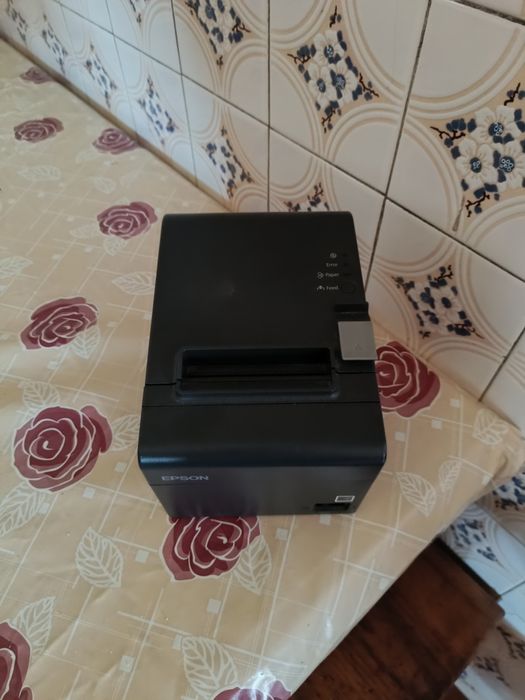 Computador com monitor, teclado e máquina de faturas