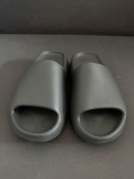 Buty Yeezy, czarne R.44.5
