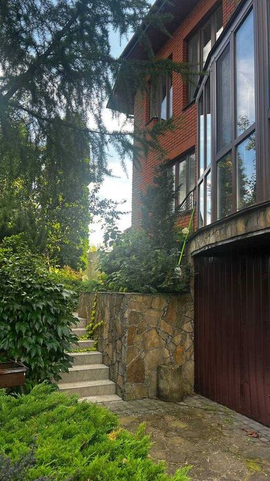 Унікальний будинок з власним парком і озером