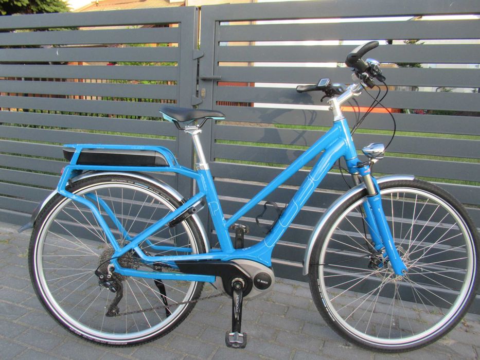 Śliczny rower elektryczny Cube  koła 28 silnik Bosch