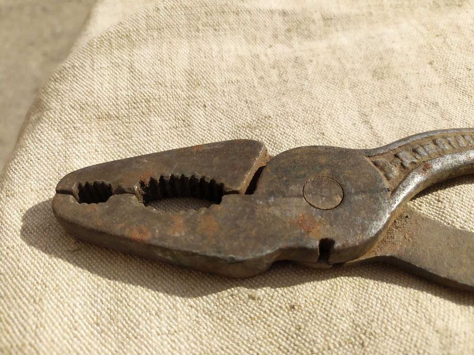 Продам старинные плоскогубцы, з-д им Сталина г. Павлов, 1930е годы.