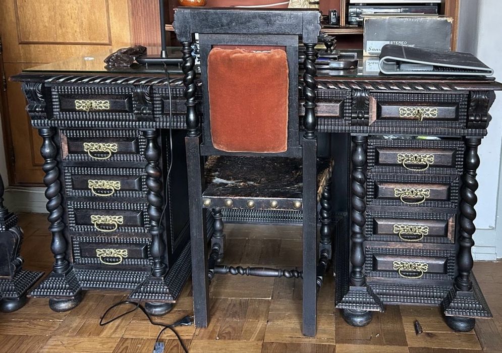 Secretária antiga com cadeira em madeira maciça