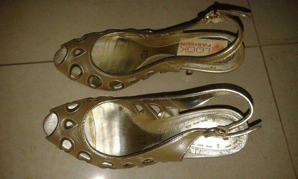 Sapatos de salto dourados